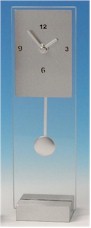 Tisch Uhr in Glas mit Aluminium Zifferblat und Fuss.