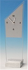 Tisch Uhr in Glas mit Aluminium Zifferblat und Fuss.