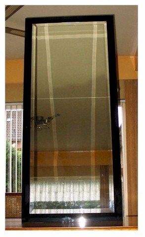 Wandspiegel auf Schwarzem Glas